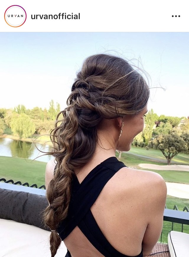 Peinados para invitadas de boda según el escote de tu vestido