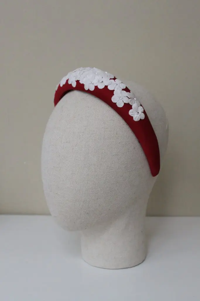 Complementos de otoño e invierno para invitadas de boda