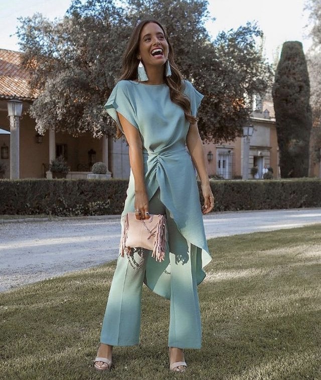 Invitada de invierno con pantalón